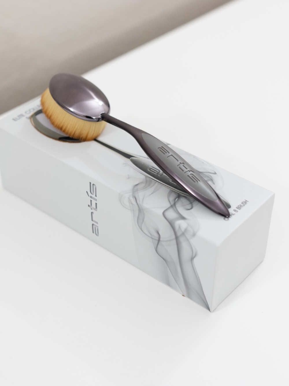 Genuine Artis Oval 8 Elite Collection Founda- tion Brush in Smoke Finish